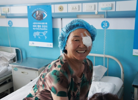 한국스탠다드차타드금융그룹의 해외안과의료봉사단인 ‘아이캠프(Eye Camp)원정대’는 국제실명구호단체인 비전케어와 함께 중국 단동에서 개안 수술 및 안과 진료 봉사활동을 실시했다. 