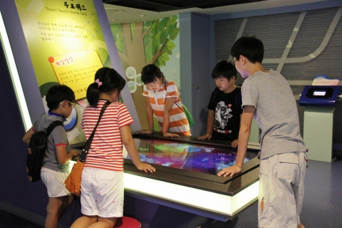 등대지역아동센터 아이들이 16일 오전 서울중앙우체국의 초청으로 명동 포스트타워를 방문해 우표박물관을 둘러보고 있다.