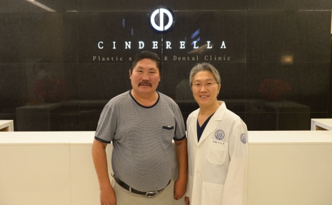 진료 후 P.mendbaya 회장(좌측) 정종필대표원장(우측)