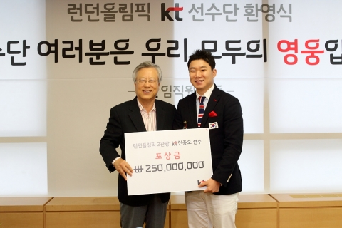 KT 이석채 회장(사진 왼쪽)은 17일 서초동 올레캠퍼스에서 이번 런던올림픽에 국가대표로 출전, 좋은 성적을 낸 KT 선수단의 수고에 감사하는 환영행사를 가졌다.