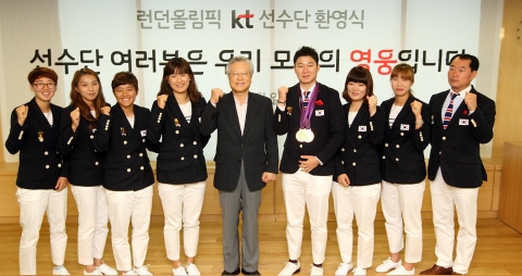 KT 이석채 회장은 17일 서초동 올레캠퍼스에서 런던올림픽에 국가대표로 출전, 좋은 성적을 낸 KT선수단을 환영행사를 가졌다. 사진왼쪽부터 하키의 천은비, 한혜령, 박미현, 문영희 선수, 이석채 회장, 사격의 진종오, 강지은 선수, 하키의 김영란 선수, 사격의 차영철 감독