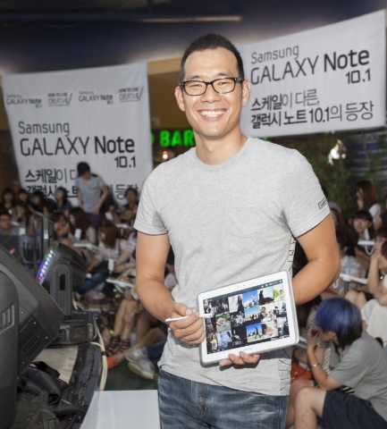 삼성전자가 18일 '갤럭시 노트 10.1 출시'를 기념해 삼성동 코엑스에서 진행한 
소비자 체험 행사에서 가수 김진표씨가 직접 찍은 사진들을 '갤럭시 노