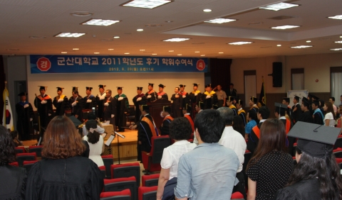 군산대학교(총장 채정룡)는 8월 20일(월) 오전 11시 군산대학교 황룡문화관 1층 황룡문화홀에서  2011학년도(제 30회) 후기 학위 수여식을 갖고 312명에게 학위를 수여하였