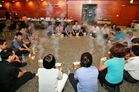 2012 을지연습에 참가 중인 서울지방우정청 직원들이 연습 첫날인 20일 저녁 전투식량 시식 체험을 했다.