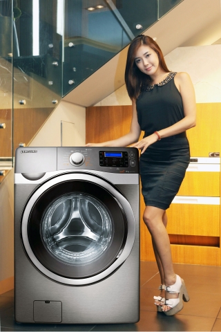 삼성전자가 세탁 19kg, 건조 11kg 용량의 국내 최대 버블샷2 드럼세탁기를 출시했다. 사진은 논현동 삼성솔루션전시장에서 삼성전자 모델이 신제품 버블샷2 드럼세탁기를 선보이는 