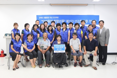 152, 153호 입주식 행사에 참여한 가정 및 RC분들과 함께 기념사진 촬영
