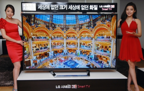 LG전자가 세계 최대 84형 초고해상도 UD(Ultra Definition) TV(모델명: 84LM9600)를 이번 주말 국내 시장에 출시한다. 모델들이 22일 여의도 LG트윈타워