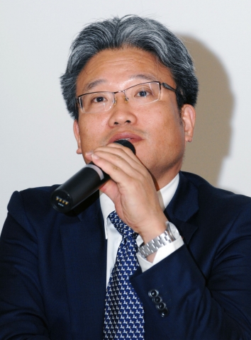 LG전자가 세계 최대 84형 초고해상도 UD(Ultra Definition) TV(모델명: 84LM9600)를 이번 주말 국내 시장에 출시한다. LG전자 TV연구소장 권일근 전무가