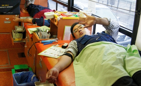 서울강동우체국이 22일 사랑의 헌혈행사를 펼쳐 집배원을 비롯한 40여명의 직원들이 헌혈을 통해 사랑을 전했다.