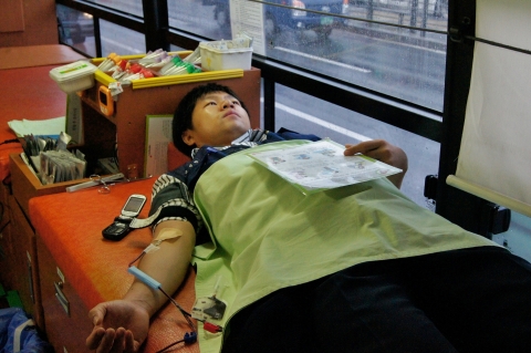 서울강동우체국이 22일 사랑의 헌혈행사를 펼쳐 집배원을 비롯한 40여명의 직원들이 헌혈을 통해 사랑을 전했다.