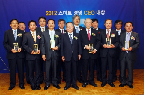 하나투어 박상환 회장이 ‘2012 스마트경영 CEO 대상’을 수상했다. 하나투어 김진국 상무(앞줄 왼쪽 두번째)가 대리 수상 후 스마트지식경영원 최재욱 원장(앞줄 왼쪽 네번째) 등과 기념촬영에 임하고 있다