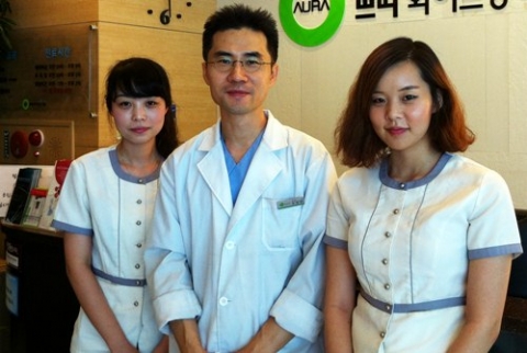 손성민 피부과 원장(가운데)