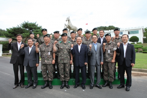 한국예탁결제원(사장 김경동)은 24일 오전에 육군 제9보병사단(사단장 김용우)과 1사 1병영 협약식을 체결하고 LED TV 5대를 전달했다.