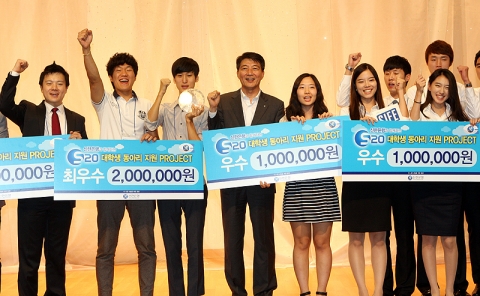 신한은행 이신기 부행장(왼쪽에서 네 번째)과 동아리 수상팀들이 함께 
기념촬영을 하고 있는 모습.