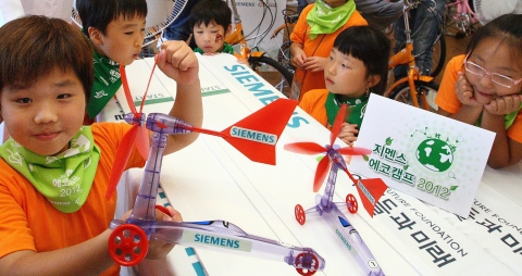 한국 지멘스가 25일 경기도 안성 너리굴 문화마을에서 진행한 ‘지멘스 에코캠프 2012’에서 참가 어린이들이 ‘풍력 자동차 경주대회’를 즐기고 있다.