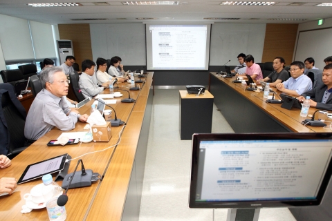 KT는 격주로 진행되는 임원들의 ‘토요토론회’에 젋은 직원들로 구성된 올레보드가 참석해 소통의 시간을 가졌다고 26일 밝혔다. 사진은 올레보드와 대화하는 이석채 회장 (사진1 왼쪽