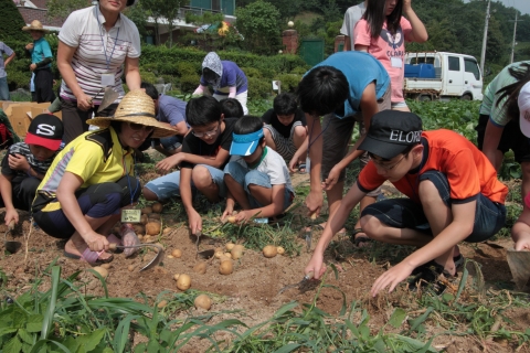 새마을운동중앙회(회장 이재창)는 농림수산식품부․한국농어촌공사의 후원으로 농어촌에 대한 도시민들의 이해 확산과 경제 활성화를 도모하고자 2012 도농교류협력사업 ‘도시청소년과 학부모