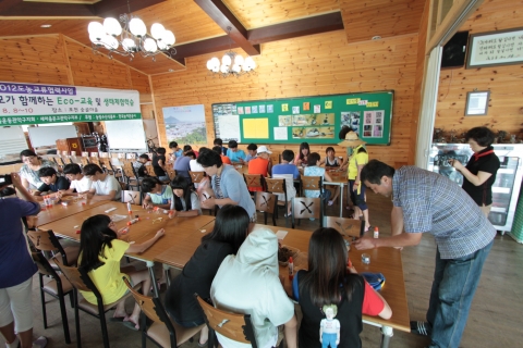 새마을운동중앙회(회장 이재창)는 농림수산식품부․한국농어촌공사의 후원으로 농어촌에 대한 도시민들의 이해 확산과 경제 활성화를 도모하고자 2012 도농교류협력사업 ‘도시청소년과 학부모
