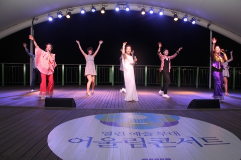 지난 25일 대우조선해양 옥포조선소 야외무대에서 열린 ‘어울림콘서트’에서 뮤지컬 배우 배해선과 드림앙상블팀이 출연해 거제 시민들을 위한 뮤지컬 갈라쇼를 선보였다.