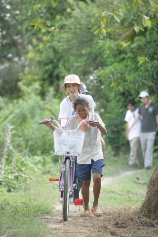 쓰레기마을에 사는 몸(여,13세)이 학업을 지속할 수 있도록 자전거를 선물한 이수경