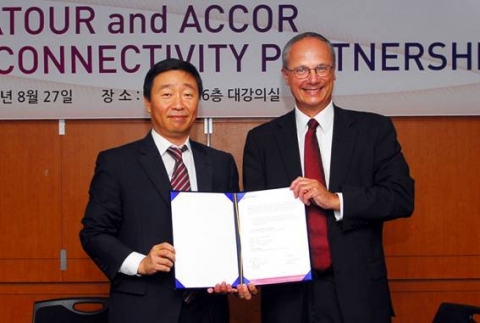 하나투어 최현석 대표이사(사진 왼쪽)와 Accor 장루크 수석 부사장이 업무 제휴
체결 후 기념촬영을 하는 모습.
