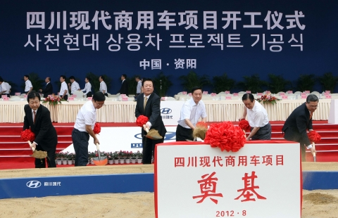 최한영 현대차 상용사업총괄 부회장, 리춘청 쓰촨성 부서기, 설영흥 현대차 중국사업총괄 부회장, 류치바오 쓰촨성 서기, 장쥐펑 쓰촨성 성장, 정만영 주청뚜 한국총영사(사진 왼쪽부터)