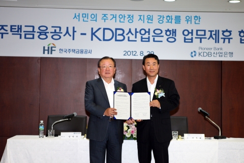 (좌로부터) KDB산업은행 강만수 회장, 한국주택금융공사 서종대 사장