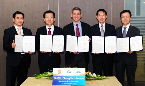 사진 왼쪽부터 강달호 현대쉘베이스오일 사장,권희태 충남부지사, 마크 게인스보로우(Mark Gainsborough) Shell 대표, 이완섭 서산시장, 문종박 현대오일뱅크 전무