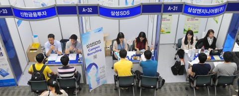 월부터 기업들의 올 하반기 대졸 신입사원 공채가 시작되는 가운데 29일 오후 서울 광진구 능동로 건국대 새천년관에서 열린 취업박람회인 '스마트 KU 잡페어'에서 
