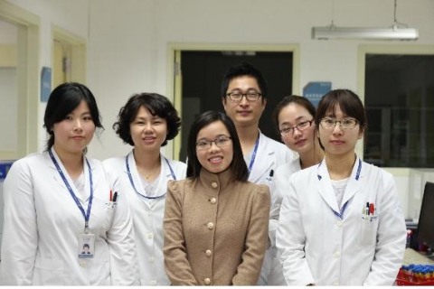 작년에 현지에서 초청받은 의료진이 양산부산대학교병원에서 연수를 받던 중 한국 의료진들 함께 기념촬영