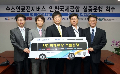 왼쪽부터 기성섭 한국에너지기술평가원 팀장, 황인택 지식경제부 신재생에너지과 주무관, 임태원 현대차 연료전지개발실장, 홍성각 인천국제공항공사 본부장, 양영명 한국가스공사 연구개발원장