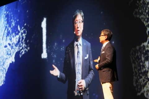 'IFA 2012' 개막에 앞서 열린 삼성전자 프레스 컨퍼런스에서 삼성전자 CE담당 윤부근 사장이 '한계를 뛰어넘는다'라는 주제로 발표하고 있다
