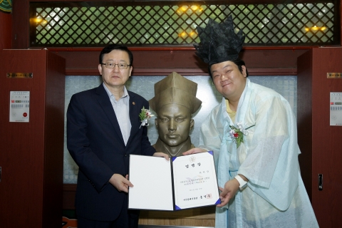개그맨 유민상 씨(오른쪽)는 홍석우 지식경제부 장관(왼쪽)으로부터 임명장을 받은 후 기념촬영을 하고 있다.
