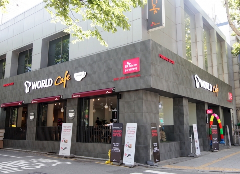 SK텔레콤은 이동통신 매장과 커피전문점을 융합한 자사 최대 규모 매장인 「T월드 카페」를 서울 종각역 인근에 9월 3일 오픈하는 등 다양한 개성의 차별화된 유통매장 확대에 본격적으