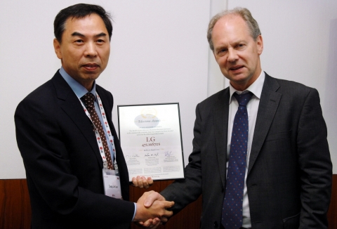LG전자_SEAD_AWARD_00-: LG전자 TV연구소 이덕진 상무가 31일 가전 전시회 `IFA 2012`의 전시장인 'ICC(Internationales Congre