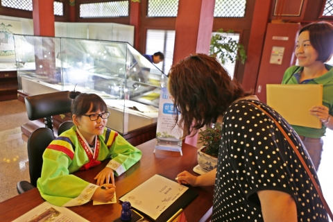 경기도 남양주시 사능초등학교 6학년 신민선 학생이 2일, ‘1일 명예우체국장’이 되어 우정총국을 방문한 어린이와 시민에게 사인을 해주고 있다.