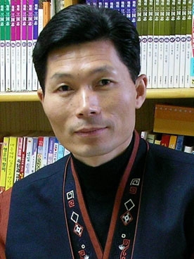 수필가 김영일은 온라인 백일장 시스템을 발명하여 우리나라에 인터넷 백일장 시대를 개척한 주인공이다.