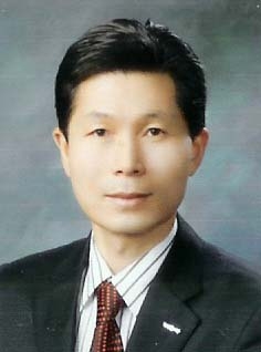 수필가 김영일은 온라인 백일장 시스템을 발명하여 우리나라에 인터넷 백일장 시대를 개척한 주인공이다.