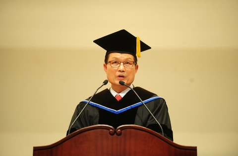 학교법인 건국대학교는 9월3일(월) 오전  새천년관 대공연장에서 건국대 제19대 총장 송희영 박사(64, 국제무역학) 취임식을 개최했다고 밝혔다.