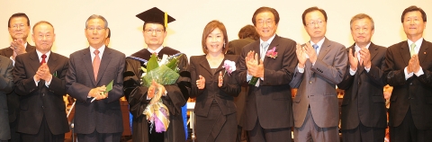 학교법인 건국대학교는 9월3일(월) 오전  새천년관 대공연장에서 건국대 제19대 총장 송희영 박사(64, 국제무역학) 취임식을 개최했다고 밝혔다.