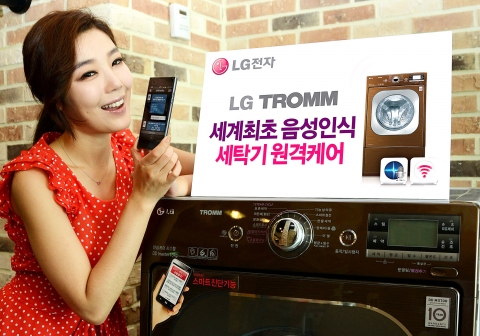 LG전자가 세계 최초로 '음성 인식' 기능으로 세탁기 동작을 원격 제어하는 '스마트 보이스' 서비스를 이달 선보인다. 사용자가 스마트폰에 