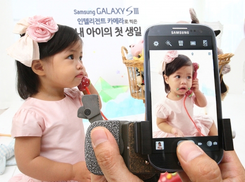 삼성전자가 9일까지 갤럭시SⅢ를 활용해 아이 돌 사진을 찍어주는 행사 'SⅢ 인텔리전트 카메라로 찍은 내 아이의 첫 생일'을 진행한다.  아이 사진 전문 작가 유