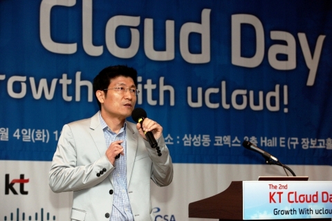KT는 4일 소프트웨어 개발자들을 대상으로 클라우드 주요 기술 및 시장 트렌드에 대한 정보를 공유하는 클라우드데이 행사를 개최했다. 사진은 KT 클라우드추진본부 김지윤 본부장이 개