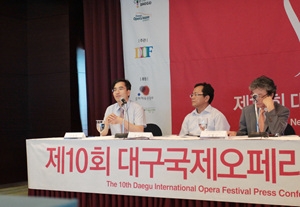 제10회 대구국제오페라축제 개막작인 창작오페라 <청라언덕>의 작곡자 김성재 씨가 작품에 대해 설명하고 있다.