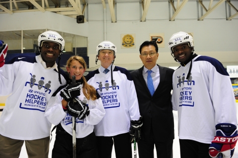 (좌측부터) 말콤 수밴(Malcolm Subban)  보스톤 브루인스 선수(P.K 수밴 동생), 케일라  밥콕(Kayla Babcock, 현대하키헬퍼 첫번째 수혜자), 스티브 켈러
