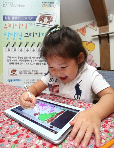 삼성전자가 2일 서울 영등포 타임스퀘어 '딸기가 좋아'에서 개최한  '우리 아이 상상력 그리기 대회'에 참가한 아이가  '갤럭시 노트 