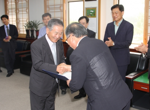 군산대학교는 9월 5일(수) 오전 11시 군산대학교 본부 총장 접견실에서 강봉균 前 의원에게 임용장을 전달하고 회계학과 석좌교수로 임용하였다.