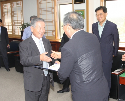 군산대학교는 9월 5일(수) 오전 11시 군산대학교 본부 총장 접견실에서 강봉균 前 의원에게 임용장을 전달하고 회계학과 석좌교수로 임용하였다.