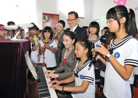 5일 중국 산둥성 옌타이시 무핑구 따야오 중학교(Shandong Yantai Muping Dayao Junior Middle School)에서 윤영두 아시아나항공 사장(사진 중앙)