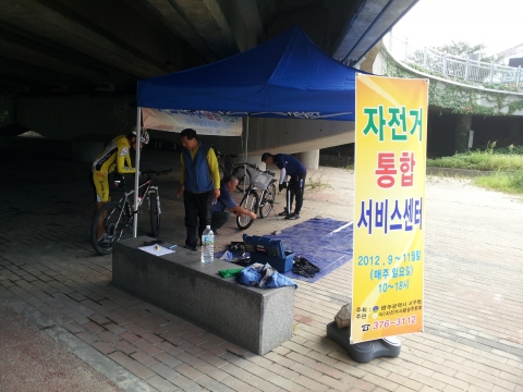 광주시(시장 강운태)는 자전거 이용객의 편의와 안전을 도모하기 위해 영산강, 광주천 등에 강변축 자전거 거점터미널을 구축해 지난 9월 2일부터 본격 운영하고 있다.